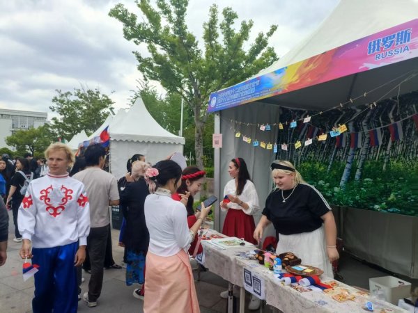 配资开户网 营造多元融通氛围，上海大学国际文化风情展开幕